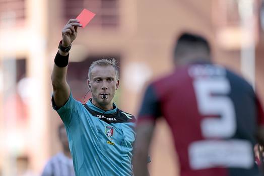 Valeri mostra il cartellino rosso a Izzo, che si fa ammonire per due volte in 43' minuti: dopo lo svantaggio, altra batosta per il Genoa. Getty